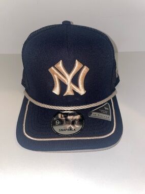 New Era 9Fifty Men's New York Yankees Vintage Black Gold Rope Trucker Hat